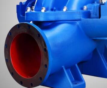 　　雙吸泵裝配填料步驟  　　1、 第一步：先把機(jī)封壓蓋的螺栓擰下來卸掉，取出兩端的機(jī)封壓蓋。  　　2、 第二步：卸掉泵蓋中開面上的全部螺母，用電葫蘆吊起泵蓋。  　　3、 第三步：再用電葫蘆將整個轉(zhuǎn)子部件吊起，平穩(wěn)放在墊子上。  　　4、 第四步：拆掉軸承體，卸下軸承壓蓋及軸承。(兩端同)  　　5、 第五步：最后拆下機(jī)械密封，再根據(jù)裝機(jī)封壓蓋止口尺寸加工填料壓蓋的配合尺寸。  　　6、 第六步：再裝上兩端的軸承及鎖緊螺母和軸承體。  　　7、 第七步：再將轉(zhuǎn)子部件吊起放入泵體，保持與原來(拆卸時)的位置一樣。  　　8、 第八步：吊起泵蓋改好，擰緊螺母。  　　9、 第九步：裝填料，將填料裝入原來安裝機(jī)封的位置，前面兩根填料再放填料環(huán)，后面再放3根填料用填料壓蓋壓緊并用螺母鎖緊即可。裝配完畢